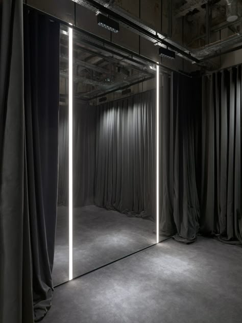 Grey curtains zone spaces throughout the store. Boutique Exterior, Balenciaga Couture, Curtain Store, Clothing Store Interior, Collection Couture, Showroom Interior Design, Store Interiors, Grey Curtains, Retail Interior