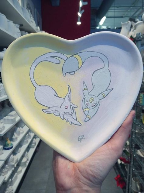 Anime Pottery Ideas, Pokemon Pottery Painting, Pokemon Pottery, Pokemon Ceramics, Anime Pottery, Anime Ceramics, Ceramic Things, Clay Cafe, Pokemon Figures