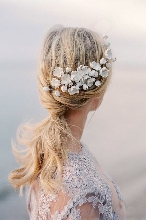 No Veil? No Problem: 50 Alternative Bridal Headpieces That Will Take Your Breath Away Cute Wedding Hairstyles, Rose Accessories, Romantic Wedding Hair, Bridal Hair Headpiece, Bride Veil, Floral Halo, Alternative Bridal, Wedding Hairstyles With Veil, Cute Wedding