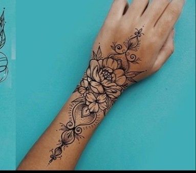 Chandelier Hand Tattoos For Women, Male Wrist Tattoos, Women Half Sleeve Tattoo Classy, Feminine Wrist Tattoos, Henna Arm Tattoo, Wrist Hand Tattoo, Tattoos Feminine, Tattoo Main, Inner Wrist Tattoos