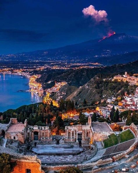 Taormina Sicily Italy, Messina Sicily, Mt Etna, Taormina Italy, Visit Sicily, Taormina Sicily, Palermo Italy, Africa Do Sul, Dream Vacations Destinations