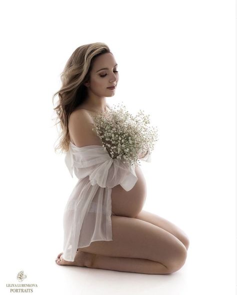 Maternity Shoot Outfit, Studio Maternity Shoot, Maternity Studio Photoshoot, Studio Maternity Photos, Maternity Photography Poses Outdoors, Cute Pregnancy Pictures, Maternity Photo Outfits, Maternity Photography Poses Couple, Maternity Photography Studio