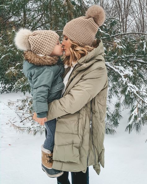 Healthier Starbucks Drinks, Toddler Christmas Photos, Starbucks Drinks To Try, Winter Family Photoshoot, Shoot Concept, Family Photo Outfits Winter, Becky Hillyard, Son Photo Ideas, Toddler Winter Coat