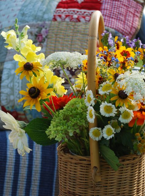 Jeep Picnic, Basket Arrangement, French Pillows, Country French, On The Menu, Home Is Where, French Country Decorating, Garden Gates, Mellow Yellow