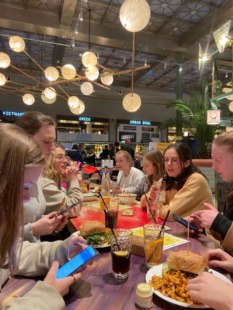 Friends At Restaurant Aesthetic, Restaurant With Friends Aesthetic, Vison Bored 2024, Vison Bored, Viking Table, Mall With Friends, Fifteen Birthday, Group Dinner, Friends Dinner