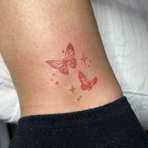 Red Ink Butterfly Tattoo, Red Ink Butterfly, Red Tattoo Designs, Red Butterfly Tattoo, Ink Butterfly, Red Ink Tattoo, Butterfly Hand Tattoo, Bratz Y2k, La Tattoo