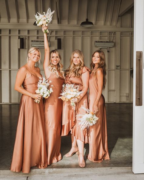 Mumu Weddings on Instagram: “Copper Luxe everythingggg 😍✨ #copperluxemumu” Copper Bridesmaids Dresses Wedding, Satin Bridesmaid Dresses Rust, Copper Bridesmaid Dresses, Fall Bridesmaid, Peach Bridesmaid, Peach Bridesmaid Dresses, Brown Bridesmaid Dresses, Rust Bridesmaid Dress, Copper Dress