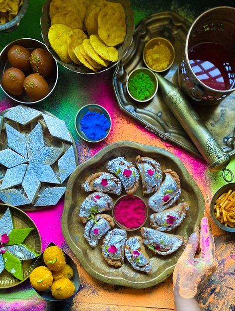 #gujiya #festiveseason #festivevibes #indiansweets #holi #holirecipes #indianrecipe Holi Sweets Photography, Holi Indian Festival, Holi Collage, Holi Food, Holi Aesthetic, Holi Creative, Holi Decor, Holi Sweets, Holi Background