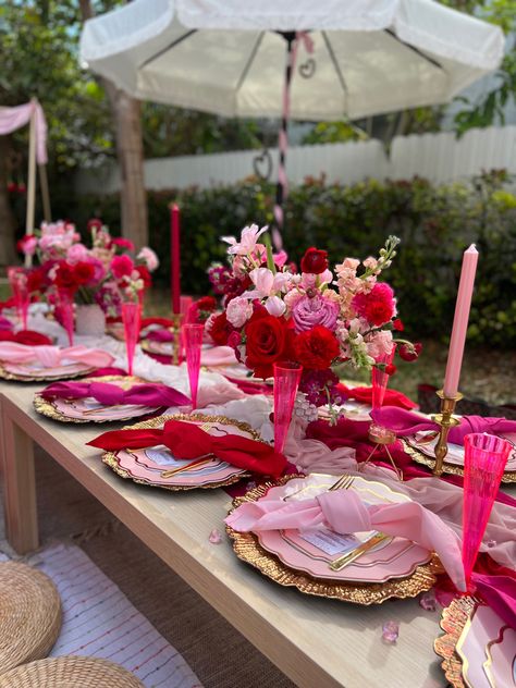 Outside Brunch Ideas Decoration, Pink Red White Table Setting, Dark Pink Table Setting, Pink Backyard Dinner Party, Dinner At Tiffanys, Pink Brunch Set Up, Pink Theme Table Setting, Hot Pink Picnic Party, Pink Party Table Setting