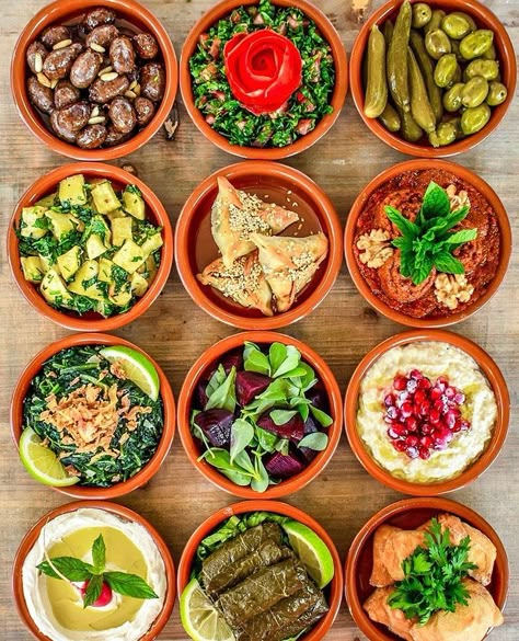 Lebanon Food, Food Set Up, Syrian Food, Middle East Recipes, Lebanese Cuisine, Catering Ideas Food, Egyptian Food, Lebanese Recipes, Moroccan Food