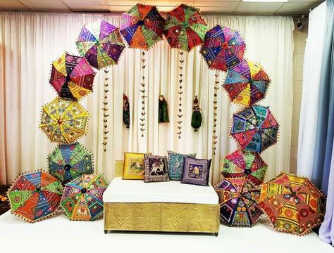 Gangaur Decoration Ideas, Mayra Decoration Ideas, Navratri Selfie Corner, Mayra Function Decoration, Navratri Backdrop Ideas, Haldi And Mehendi Decoration, Backdrop For Haldi, Backdrop For Sangeet, Indian Engagement Decorations