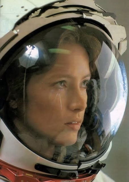 Anna Lee Fisher … 1984 … by John Bryson (1923– 2005) … Anna Lee Fisher (née Tingle, born August 24, 1949), American, chemist/emergency physician/NASA astronaut, 1984 became the first mother in space, involved with three major programs: Space Shuttle/International Space Station/Orion project …- WOW! Nasa Punk, Anna Fisher, Space Punk, Valentina Tereshkova, Space Suits, Inspirational Board, Anna Lee, Nasa Space Shuttle, Mars Rover