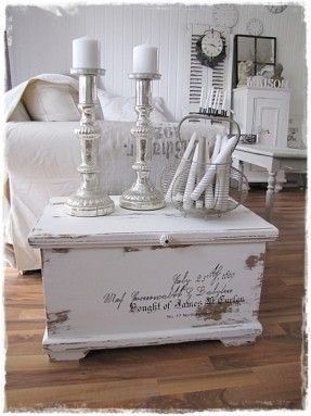 Distressed, painted blanket chest featuring a quote. If H is Shabby Chic Trunk, Camera Shabby Chic, Muebles Shabby Chic, Decoration Shabby, Smart Tiles, Decor Ikea, White Bed, Shabby Chic Bedroom, Shabby Chic Bedrooms