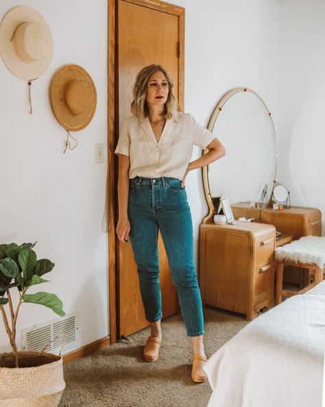 Clog Wedges Outfit, Stegmann Clogs Outfit, How To Style Clogs With Socks, Outfits With Clogs Spring, What To Wear With Clogs Outfits, Healed Clog Outfit, No 6 Clogs Outfit, Wide Leg Jeans With Clogs, Clogs And Flare Jeans