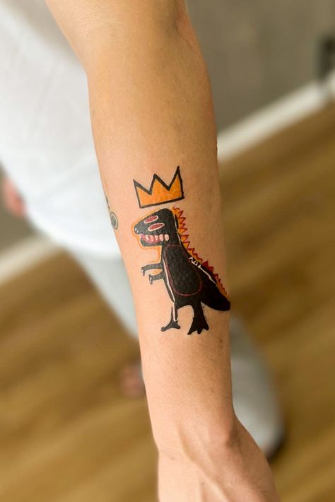 Tatuagem Basquiat @guigaroa.art Basquiat Dinosaur, Basquiat Tattoo, Tricep Tattoos, Body Tattoo Design, Tato Minimal, Back Of Arm Tattoo, Father Tattoos, Tattoo Spots, Spine Tattoos For Women