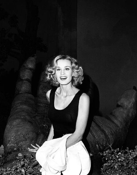 Jessica Lange at the premiere of her 1976 film, KING KONG. Jessica Lange Young, Jessica Lange King Kong, Carrie Fisher, Meryl Streep, Julia Roberts, White Photo, King Kong, Press Conference, Old Hollywood