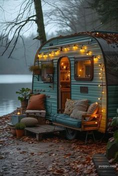 https://pin.it/6j86gnARf Small Camper Renovation, Camper Renovation Ideas, Camping Gear Checklist, Vintage Camper Interior, Small Caravans, Small Camper, Caravan Decor, Old School Bus, Retro Caravan