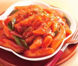 another take on Topokki recipe. This one is more simple Topokki Sauce Recipe, Dukbokki Recipe, Topokki Recipe, Class With Friends, Popular Korean Food, Healthy Chips, Sweet Recipe, Magic Hands, Cooking Sauces