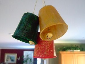 dixie cup bells Crafts With Bells, Dixie Cup Crafts, Christmas Bells Craft, Diy Christmas Bells, Bells Craft, Desert Crafts, Dixie Cups, Christmas Sunday School, Paper Cup Crafts