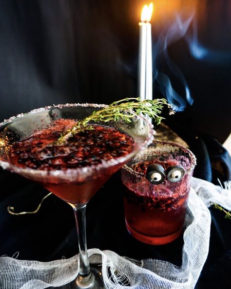 The Morticia, the eeriest of Halloween cocktails - another spooky recipe by Familicious Halloween Soup, Halloween Punch Recipes, Champagne Punch, Halloween Drinks Alcohol, Purple Food Coloring, Black Food Coloring, Alcohol Free Drinks, Spooky Food, Kid Drinks