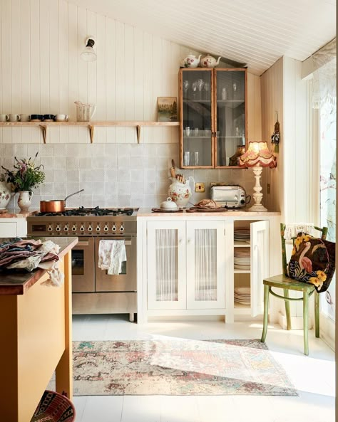 Seaside Kitchen, Wall Cupboard, Above Cabinets, Devol Kitchens, Kitchen Cabinets Decor, Classic Kitchen, Shaker Kitchen, Family Kitchen, Upper Cabinets