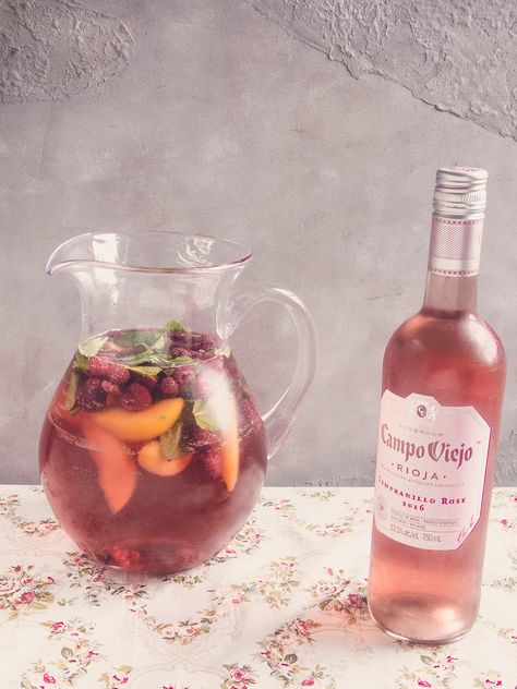 This rose sangria recipe is a twist on the classic Spanish sangria but uses rose wine, peaches and raspberries. #rose #sangria #drink #punch #cocktail Spanish Sangria, Red Wine Sangria, Berry Sangria, White Wine Sangria, Rose Sangria, Sangria Recipe, Rose Champagne, Fancy Drinks, Sangria Recipes