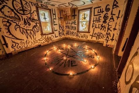 Occult Halloween Decor, Haunted House Themes Ideas, Neon Steampunk, Punk Bedroom Aesthetic, Creepy Hallway, Halloween Event Ideas, Seance Room, Haunted Farm, Punk Bedroom