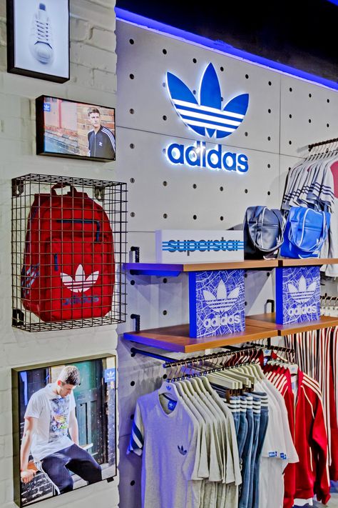 Adidas Merchandising, Adidas Store Design, Adidas Display, Shoe Store Design, Sportswear Store, Adidas Art, Window Display Retail, Adidas Store, Interior Columns