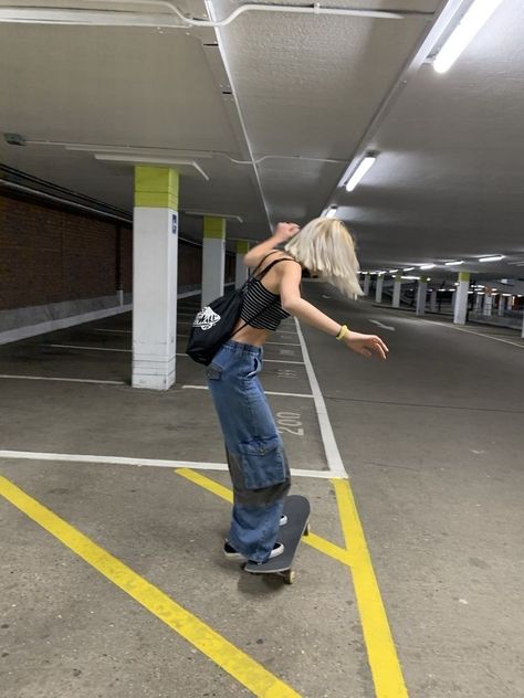 Skateboard Outfit Girl Style, Skater Fits Girl, Skateboard Aesthetic Girl, Girl Skateboarding Aesthetic, Summer Outfits Skater, Skater Aesthetic Girl, Skater Style Girl, Skater Pics, Skater Aesthetic Outfits