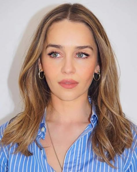 Emilia Clarke Makeup, Emilia Clarke Hair, Emilia Clarke Style, Southern Hair, Boring Hair, Color Me Beautiful, Emilia Clarke, Celebrity Hairstyles, Brunette Hair