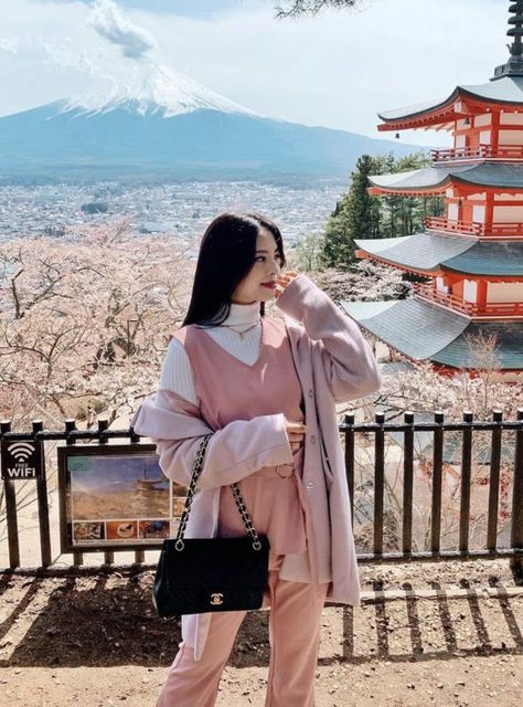 Sakura Season Outfit, Taipei Outfit, Japan Fall Outfit, Japan Photo Ideas, Korean Spring Outfits, Spring Outfits Japan, Japan Travel Outfit, Japan Tourist Spots, Chureito Pagoda