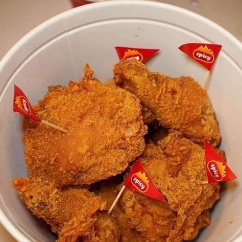 CRAVE on Twitter: "JOLLIBEE SPICY CHICKEN JOY😋… " Chicken Joy, Chicken Bucket, Spicy Chicken Recipes, Nothing To See Here, Dessert Packaging, Watercolor Food, Snap Food, Spicy Chicken, Food Snapchat