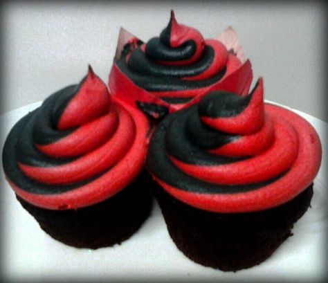 Red and Black Swirl cupcakes Black And Red Wedding Cupcakes, Red And Black Party Food, Red And Black Cupcakes Ideas, Red Black And White Cupcakes, Red And Black Cakes Birthday, Red And Black Dessert Table, Red And Black Sweet 16 Cake, Red And Black Desserts, Red And Black Treats