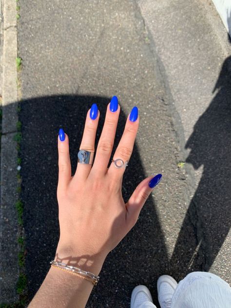 Ongles bleu Spring Nails Dark Blue, Dark Blue Round Acrylic Nails, Royal Blue Acrylic Nails Round, Almond Nails Electric Blue, Summer Nails Electric Blue, Royal Blue Nails Round, Bright Dark Blue Nails, Blue Round Acrylic Nails, Blue Nails Oval Shape