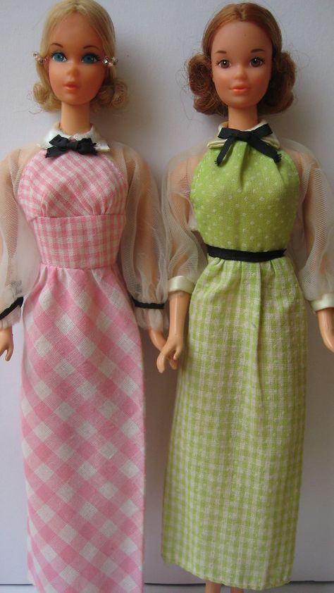 Quick Curl Barbie & Kelley Midge Barbie Doll, 70s Barbie, Stuffed Animal Ideas, Quick Curls, Nostalgic Childhood, Mod Barbie, Ith Machine Embroidery, Barbie Sisters, Pop Culture Icons