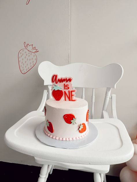 Small Strawberry Smash Cake, Barry First Birthday, Smash Cake Strawberry Theme, Betty First Birthday, Berry First Birthday Aesthetic, My Berry First Birthday Photoshoot, Strawberry Party Cake, Strawberry Theme Smash Cake, Berry First Smash Cake