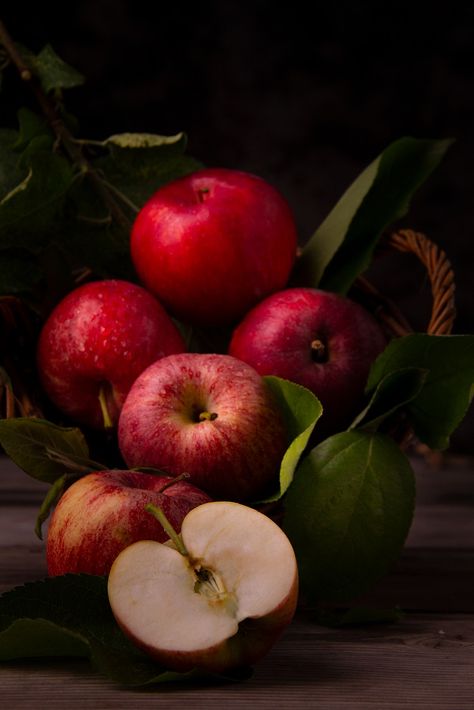 Apples Still Life, Apple Still Life Painting, Apple Fruit Art, Apple Reference Photo, Apple Fruit Photography, Apple Still Life Photography, Still Life Fruit Reference, Apple Fruit Aesthetic, Winter Still Life Photography