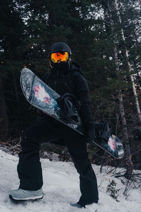 All Black Snowboarding Outfit, Black Snowboarding Outfit, Snowboarding Photoshoot, Snowboarding Style Outfits, Cool Snowboarding Outfit, Snow Boarding Outfits Woman, Snowboarding Aesthetic Girl, Snowboard Outfit Women, Snowboard Girl Style