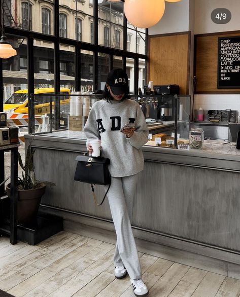 New York Cap Outfit, Airport Outfit Comfy, Breakfast Outfit, City Fashion Photography, Airport Outfit Summer, Running Errands Outfit, Flight Outfit, New York Coffee, Coffee Date Outfits