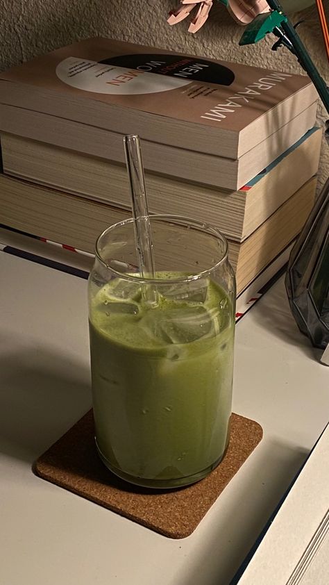 Macha Aesthetic, Green Drink, Matcha Drink, Iced Matcha Latte, Detox Water Recipes, Iced Matcha, Healthy Food Motivation, Think Food, Glass Straws