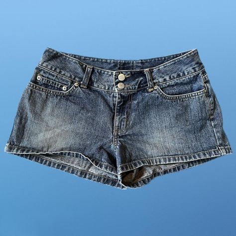 Vintage Y2k low rise denim short shorts. Has no back... - Depop Vintage Shorts Women, Y2k Low Rise Shorts, Low Rise Mini Shorts, Low Rise Denim Shorts Outfits, Low Rise Jorts, Low Waisted Shorts Outfit, Jean Shorts Aesthetic, Denim Shorts Aesthetic, 2000 Shorts