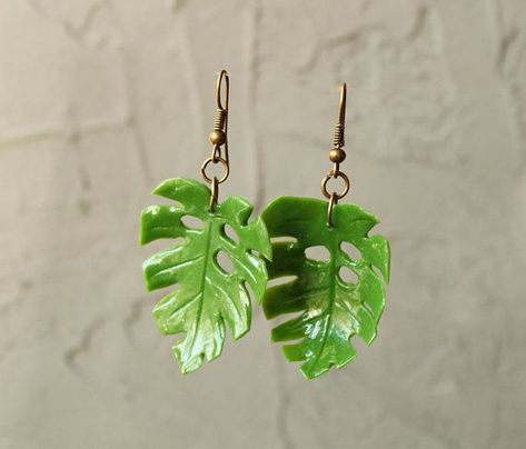 Monstera Earrings, Gold Bar Earrings Studs, Cool Earrings, Quirky Earrings, Bar Stud Earrings, Clay Jewelry Diy, Leaf Jewelry, Funky Jewelry, Bijoux Diy