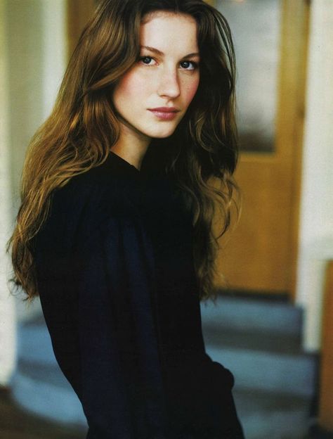 Gisele Bundchen Young, Gisele Bundchen Hair, 2000s Girl, Gisele Bündchen, Gisele Bundchen, Christy Turlington, Vogue Russia, Beauty Icons, Model Life