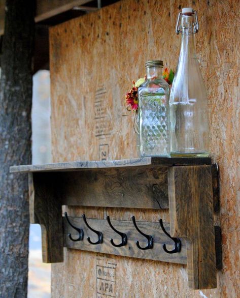 Country Chic Decor, Rustic Coat Rack, Coat Rack Shelf, Reclaimed Pallets, Country Wall Decor, Pallet Creations, Pallet Shelves, Deco Retro, Pallet Crafts