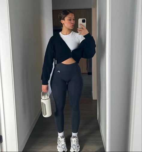 One Shoulder Workout Outfit, Beats Gym Outfit, Workout Outfits Midsize, Plus Size Gym Aesthetic Girl, Gym Winter Outfits, Gym Outfit Plus Size, Sweatpants Gym Outfit, Genderfluid Fashion, Gymshark Outfit