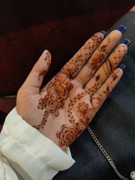 Palm Henna Aesthetic, Henna On Palm Simple, Henna Inside Palm, Henna Tattoo Designs Palm, Henna On Palm, Inner Palm Henna, Palm Mendhi, Simple Palm Henna, Henna Design Palm