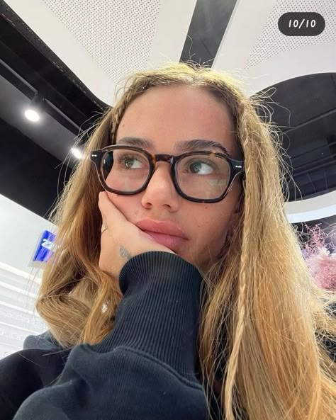 Glasses For Wide Nose Women, Glasses Thick Frames, Elegant Glasses Frames, Thick Glasses Aesthetic, Chunky Glasses Aesthetic, Glasses Women Outfit, Cool Glasses Aesthetic, Glasses For Square Face Woman, Rectangle Glasses Aesthetic