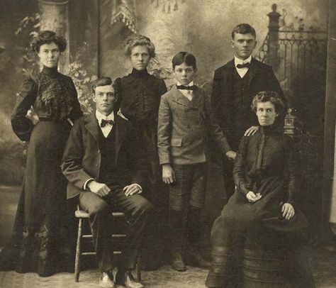 Victorian Family Photo Victorian Family Aesthetic, Old Family Aesthetic, Family Portrait Aesthetic, 1900s Pictures, Old Family Photos Aesthetic, Old Fashion Photoshoot, Old Group Photos, Victorian Family Photos, Family Photo Reference