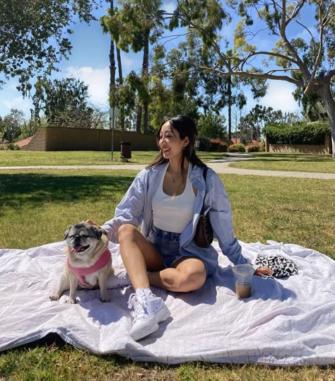 What to Wear on a Picnic? 21 Outfit Ideas Clothes For Picnic, Comfortable Picnic Outfit, Picnic Party Outfit Ideas, Picnic Jeans Outfit, Comfy Picnic Outfit, Evening Picnic Outfit, Picnic Casual Outfits, What To Wear For A Picnic, Picnic Outfit Spring Casual