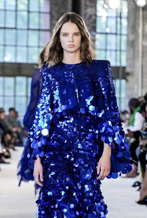 Fall 2022 Couture, Fashion 1920s, 2022 Couture, Sequins Blouse, Circle Painting, Paris Haute Couture, Sequence Dress, Alexandre Vauthier, Runway Dresses